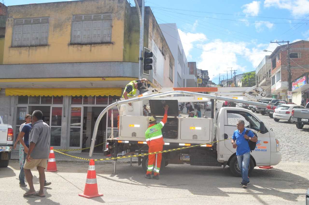Camacã: Semáforos começaram a ser instalados no centro da cidade